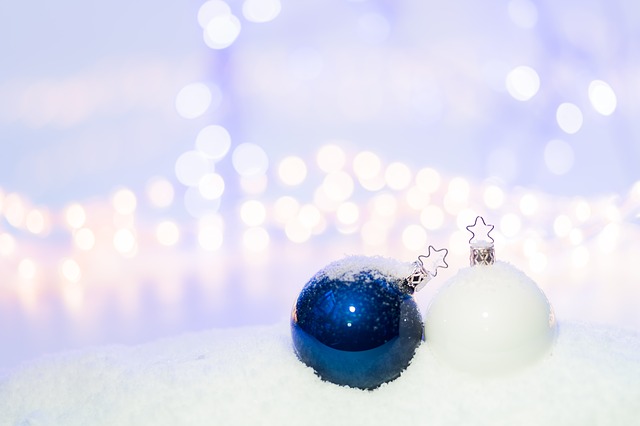 modrá a bílá baňka na sněhu