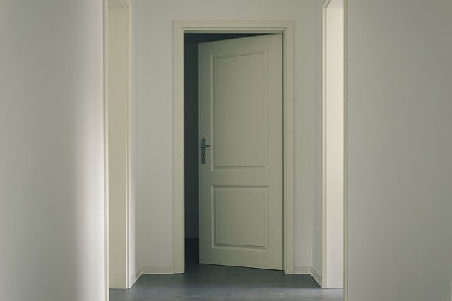 klasické bílé dveře